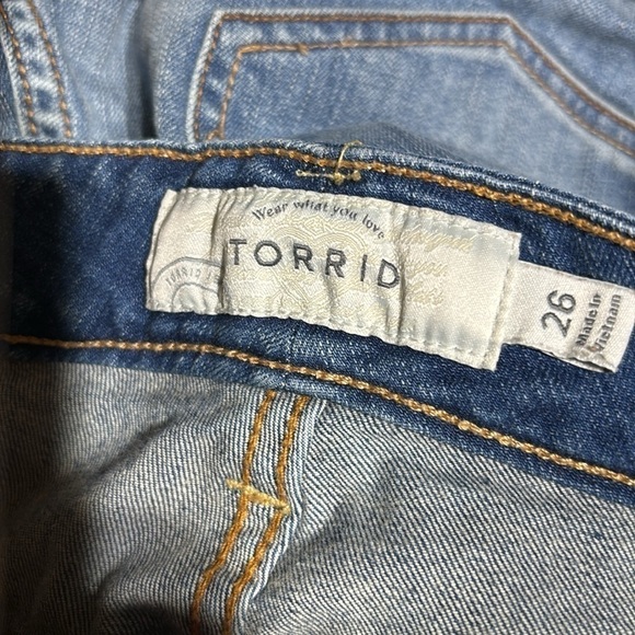 Torrid medium wash blue jean denim shorts. Size 26. EUC. - Picture 3 of 5